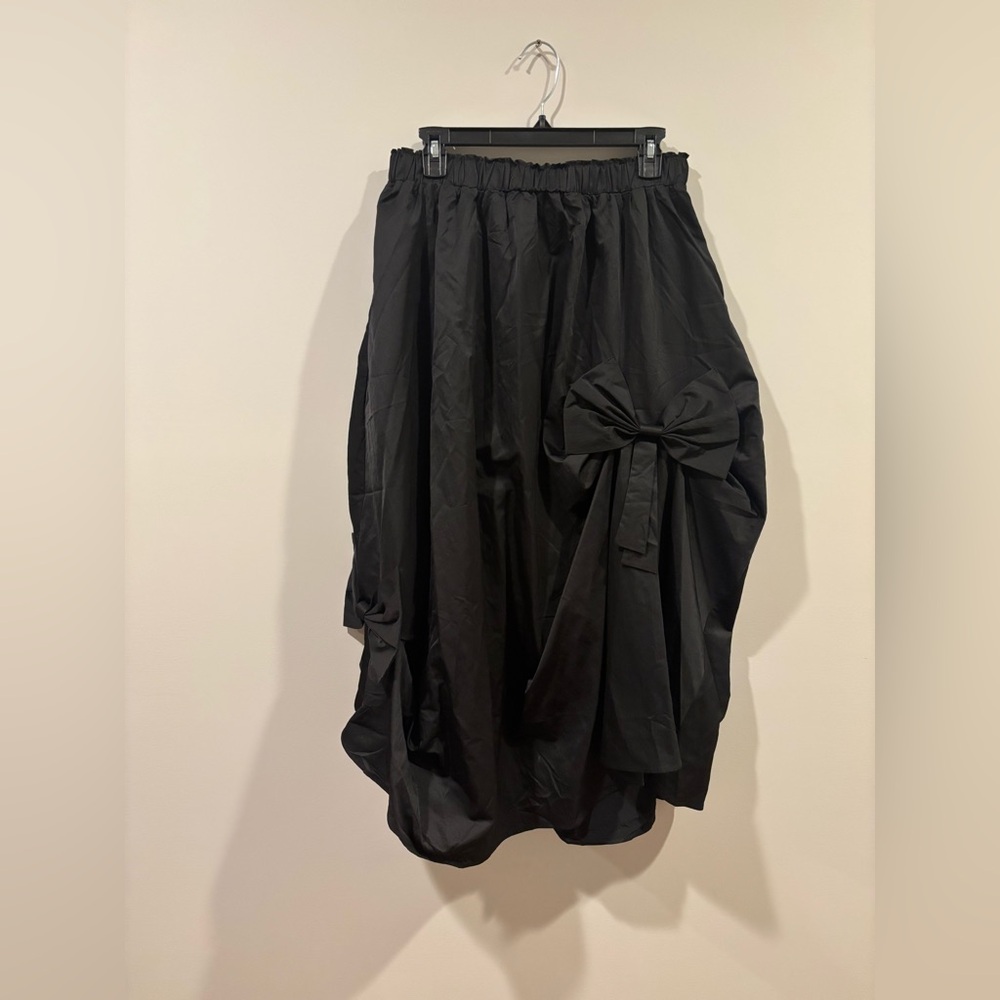 Gracia Black Asymmetrical Bubble Midi Skirt - Picture 2 of 12